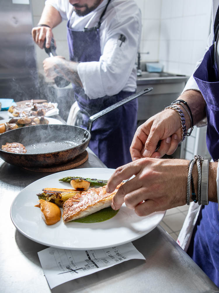 Prise de vue des gestes en cuisine reportage photo dans les coulisses du restaurant photographe culinaire