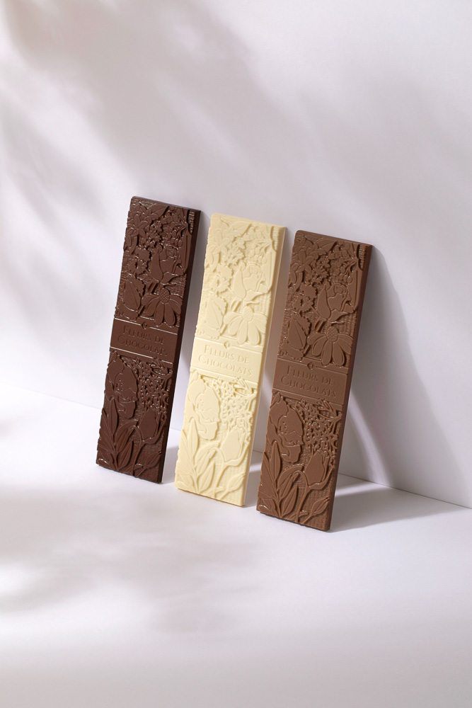 Photographe packaging de marque haut de gamme de chef chocolatier fleurs de chocolat - photo des tablettes de chocolat studio aurelia cordiez
