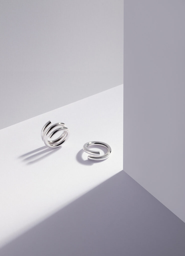 Photographie minimaliste de bijoux bague de créateur jeremiah oudin studio aurelia cordiez