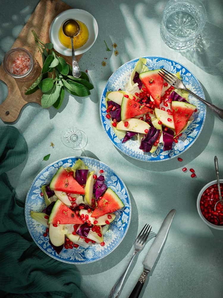 photographe culinaire avec salade d'été photo d'ambiance studio aurelia cordiez tours