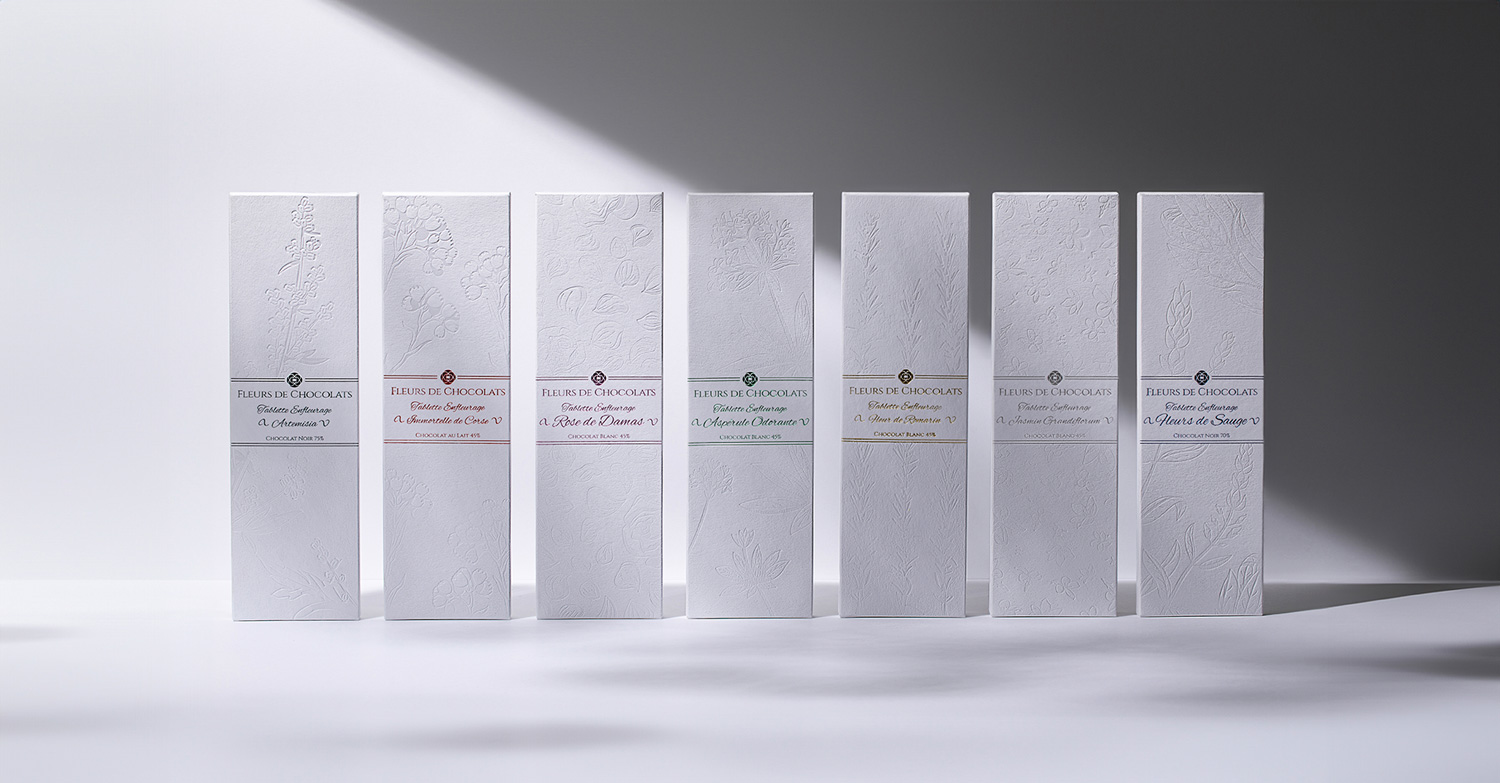 photo de packaging de chocolat haut de gamme minimaliste et graphique chocolatier fleurs de chocolat studio aurelia cordiez tours et paris France
