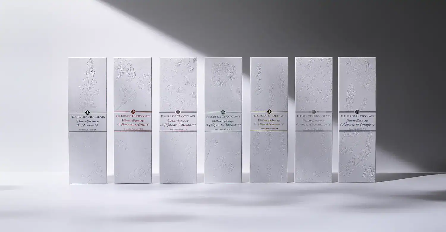 photo de packaging de chocolat haut de gamme minimaliste et graphique chocolatier fleurs de chocolat studio aurelia cordiez tours et paris France