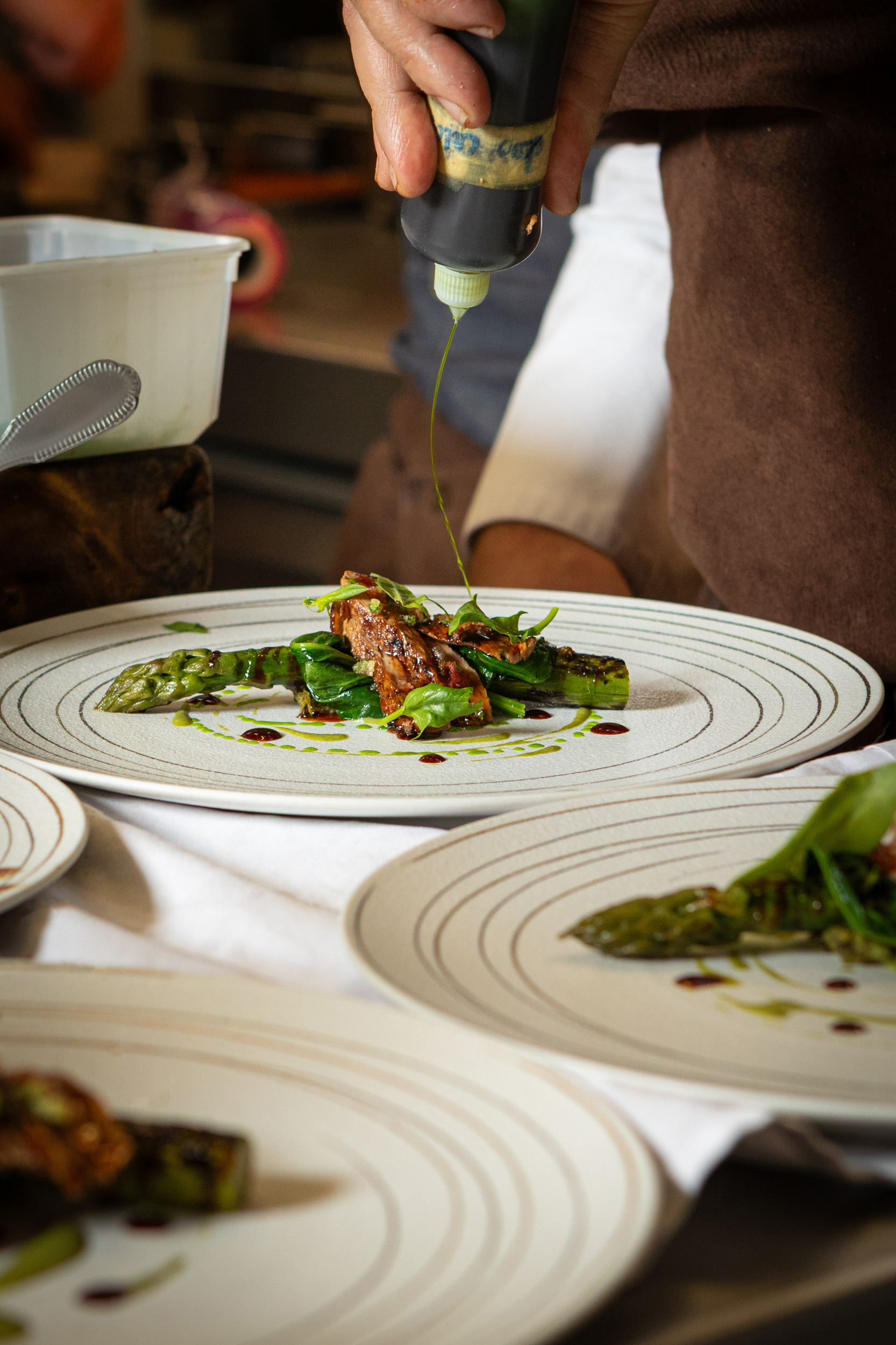 Assiette gastronomique dernier geste en cuisine donné par le chef