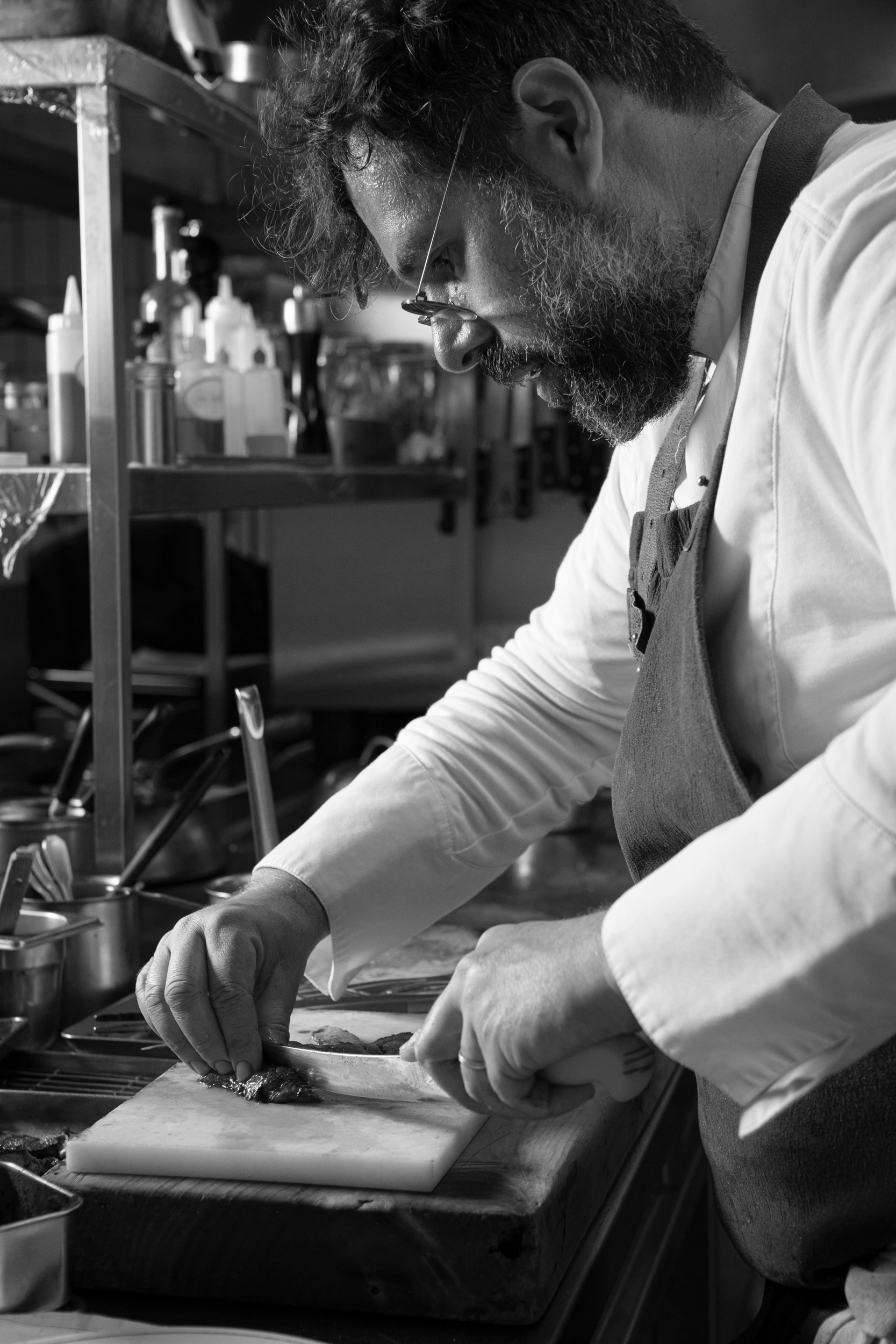Portrait du chef en pleine préparation dans un restaurant étoilé à Blois