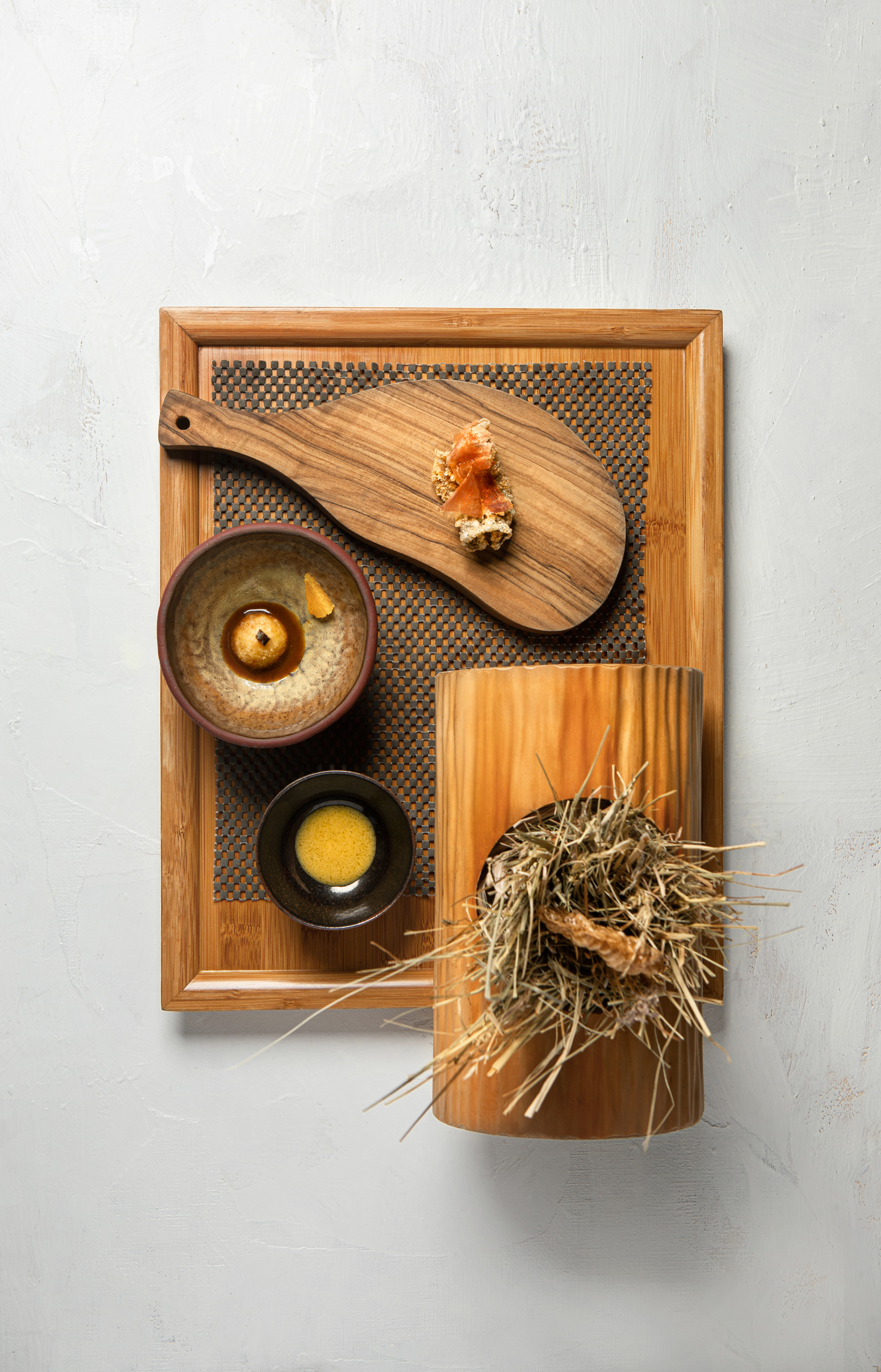 Image d’un plat gastronomique mis en scène sur fond artisanal – photographie culinaire