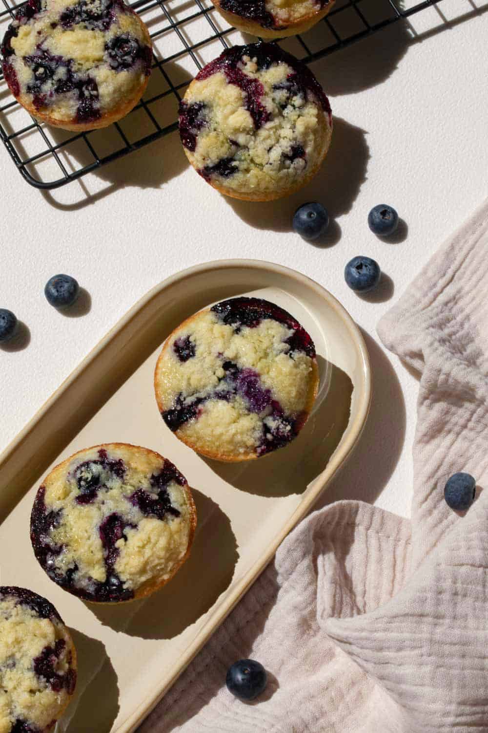 photo de recette de financiers myrtilles basilic -mise en scène culinaire du studio aurelia cordiez