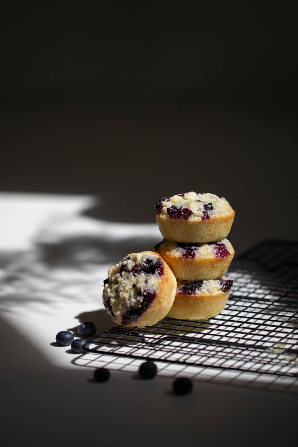 photo de présentation réalisée au studio aurelia cordiez de petits financiers à la myrtille savoureux et élégants avec une touche d'originalité saveur basilic