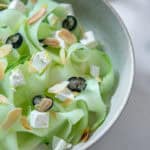 photo culianre de recette de salade d'été au concombre et aux myrtilles et Feta.