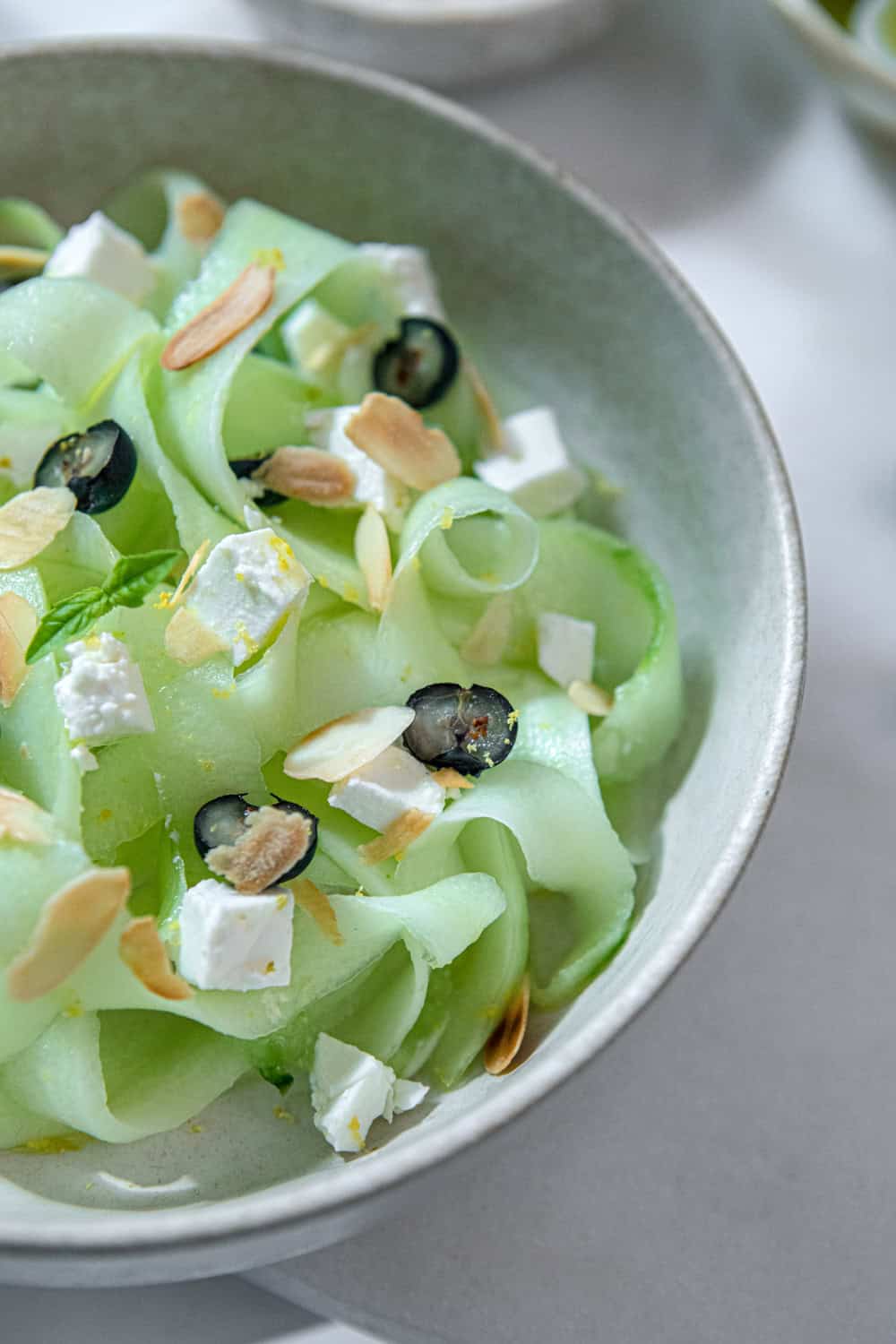 photo culianre de recette de salade d'été au concombre et aux myrtilles et Feta.