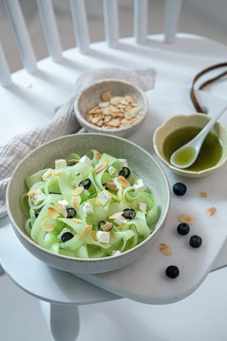 photo culianre de recette de salade d'été au concombre et aux myrtilles et Feta.