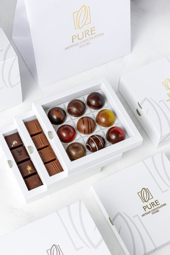 photo de packaging de chocolats avec mise en scène minimaliste pour pure chocolat