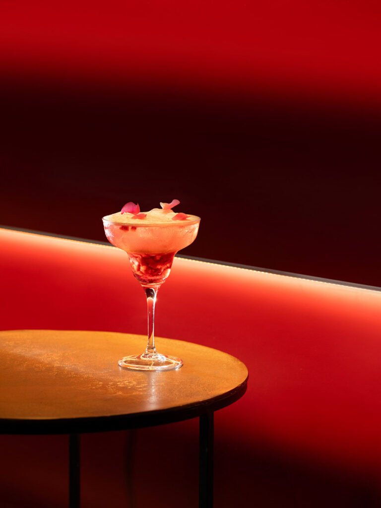 photo d'ambiance bar a cocktail rouge