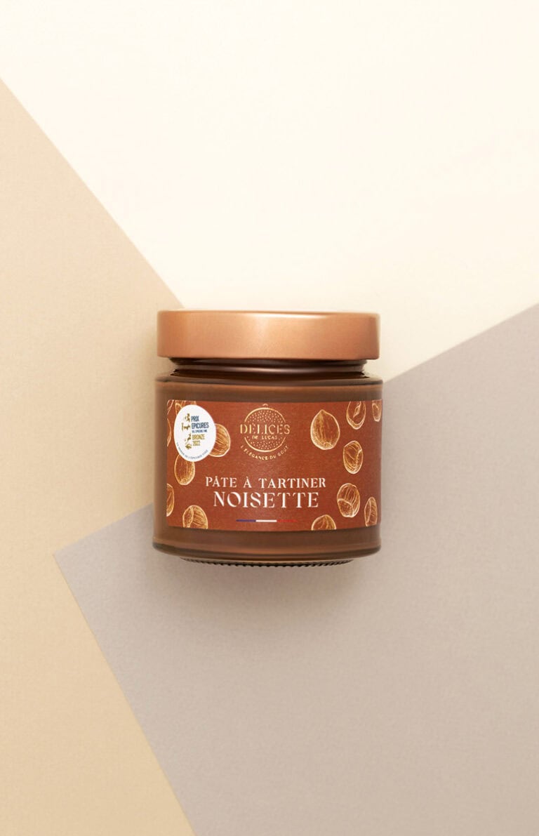photo packshot stylisée de pâte à tartiner noisettes