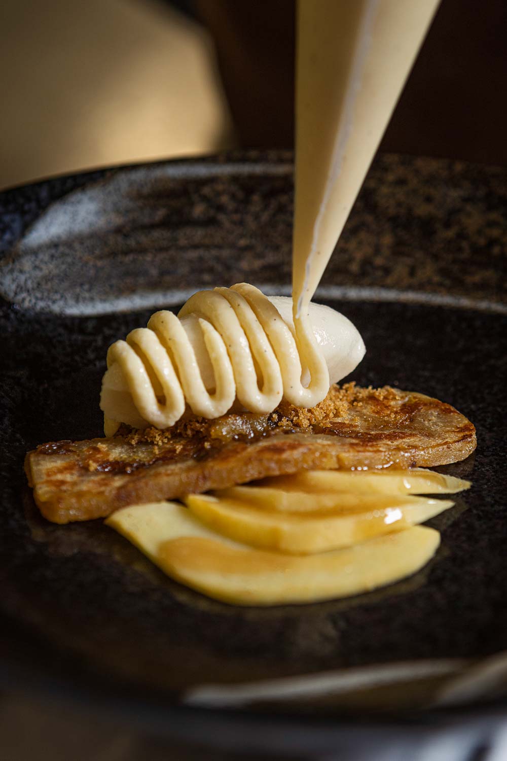 photo de dressage d'un dessert réalisée dans les cuisine du restaurant